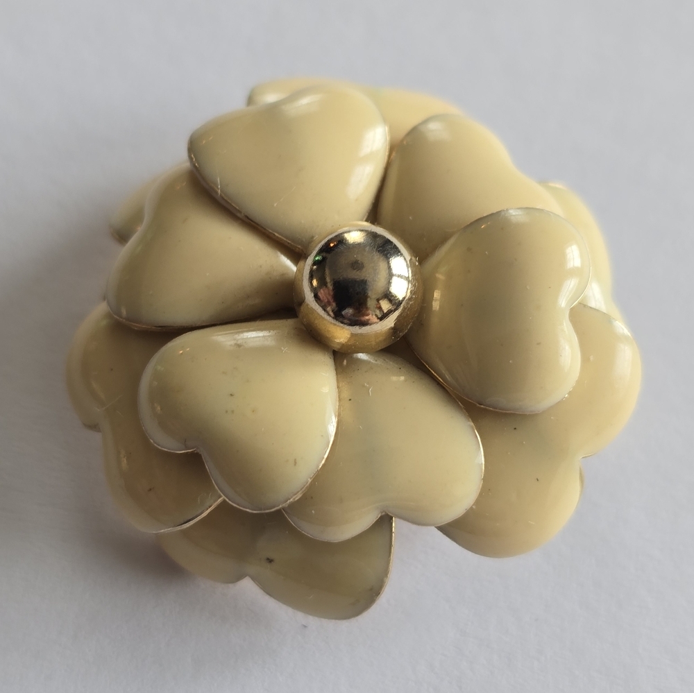 Vintage brooch flower cream colored enamel Gold tone floral pin - Picture 1 of 9